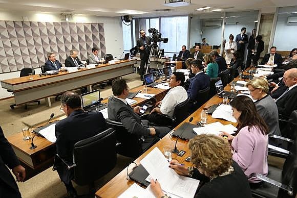 Brasília - Relator Antonio Anastasia lê seu parecer na Comissão Especial do Impeachment no Senado