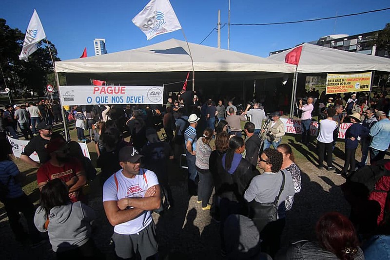 Em greve desde o dia 25 de junho, servidores estão acampados na frente do Palácio Iguaçu