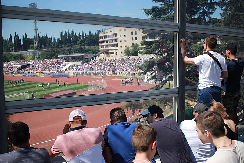 Dos dez mil lugares, apenas quatro mil puderam ser ocupados. Quem não entrou no estádio assistiu à atividade de um viaduto ao lado do campo