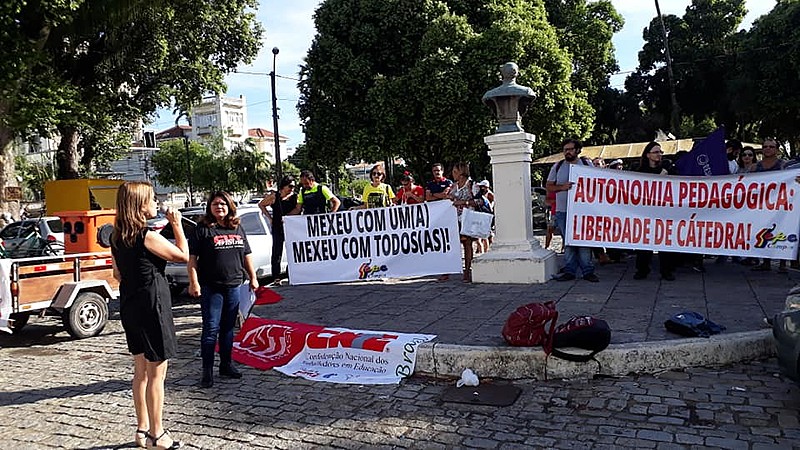 A manifestação, que contou com sindicatos, alunos e professores, foi realizada em frente ao colégio Liceu de Humanidades de Campos
