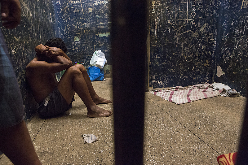 Cela masculina na delegacia de São Gabriel da Cachoeira; o delegado separa os presos homens por tipo de crime