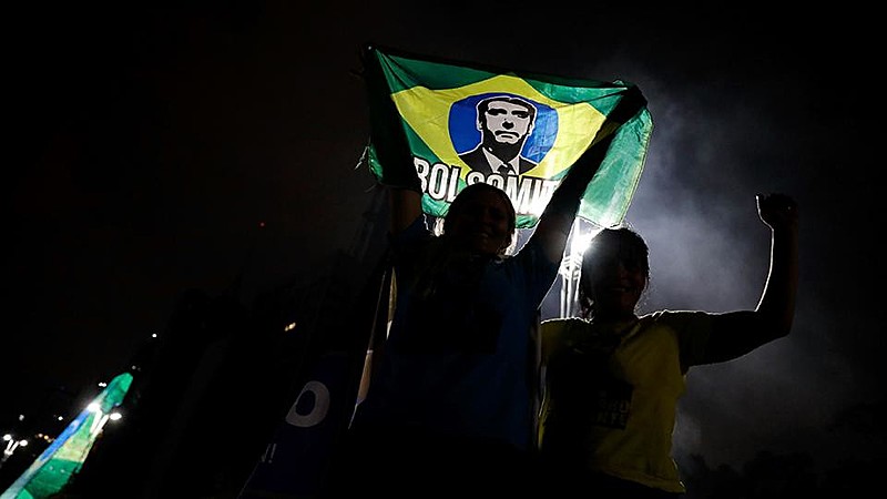 E na medida em que a consciência da massa é capturada para tanto, essa massa legitima a violência e a desumanização do diferente.
