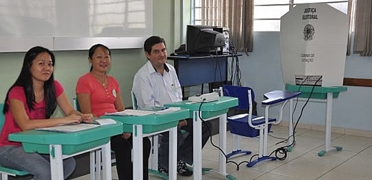 Os mesários auxiliam os eleitores com a urna e são treinados para impedir fraudes durante a votação.