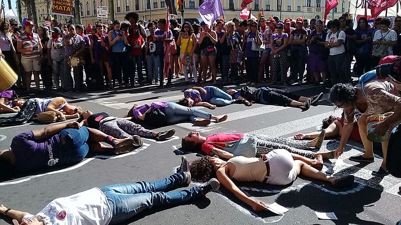 Em Porto Alegre, a marcha começou às 8h da manhã contra o feminicídio; depois se deslocaram para o TRF-4.