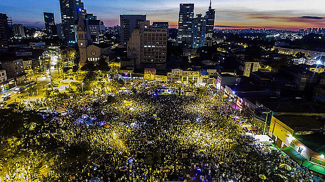 Acto cultural por las [elecciones] "Directas Ya" reúne más de 100 mil personas en São Paulo
