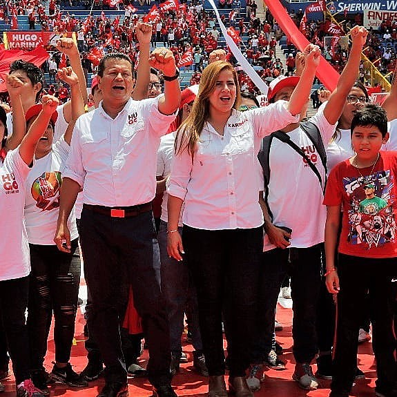 Hugo Martínez e a deputada Karina Sosa, presidente e vice-presidenta da chapa, respectivamente