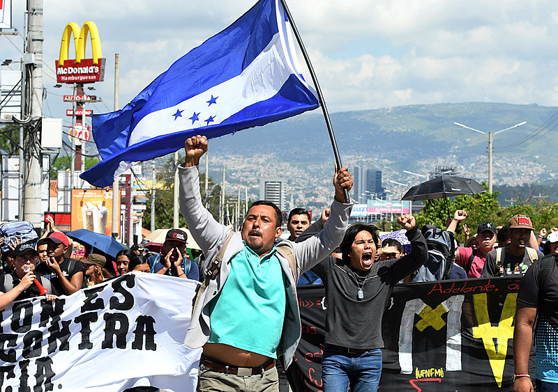 Milhares de manifestantes saíram às ruas protestando contra as políticas neoliberais