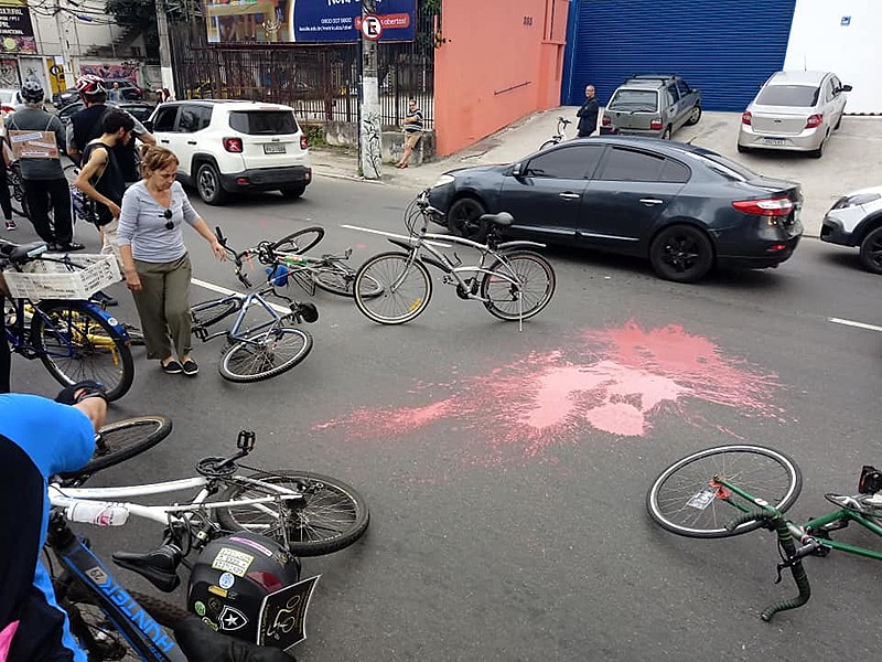 Ato simbólico no bairro de Icaraí, zona sul de Niterói (RJ), cobrou segurança para ciclistas na cidade