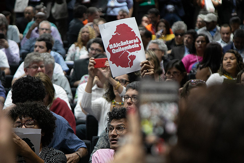Com auditório lotado e protesto popular, evento reforçou, entre outras coisas, direito de comunidades quilombolas de Alcântara (MA)