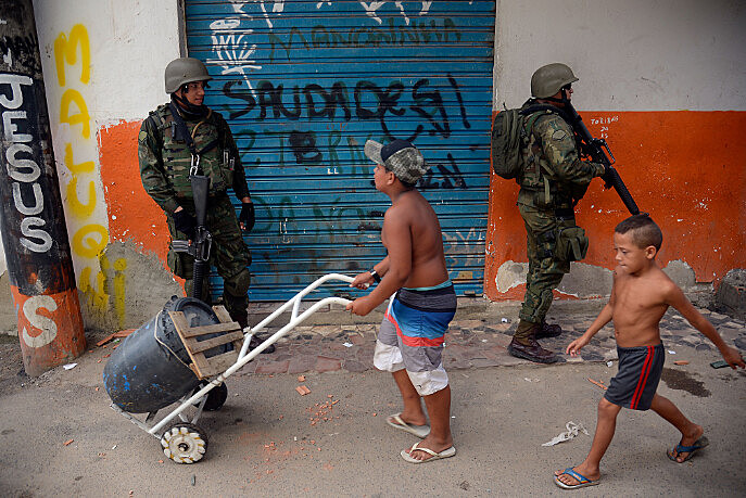 "A naturalização da morte como presença que ronda todos os momentos deixa como única saída a obediência ao silenciamento compulsório"