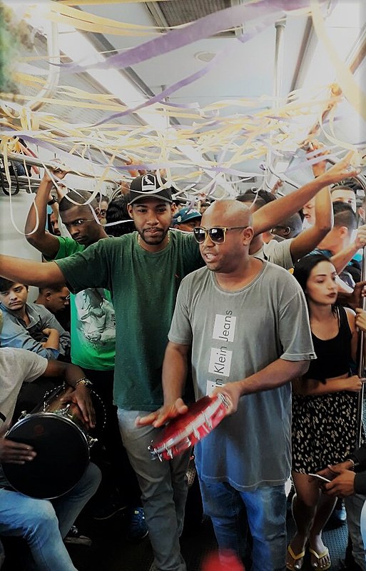 A folia é garantida toda sexta-feira no trem que vai da Baixada ao Rio
