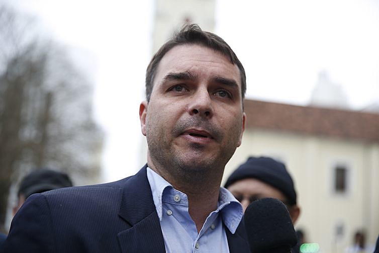 Flávio Bolsonaro é suspeito de lavagem de dinheiro