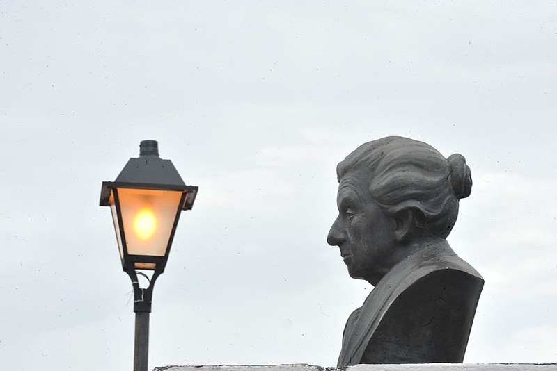 Busto de Cora Coralina em frente ao museu em homenagem à poetisa