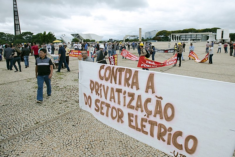 Trabalhadores do setor elétrico protestam contra possível venda da Eletrobras, em Brasília - 12/01/2016- Brasília (DF)