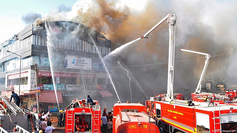 O fogo atingiu um prédio histórico de 4 andares, no centro da capital indiana