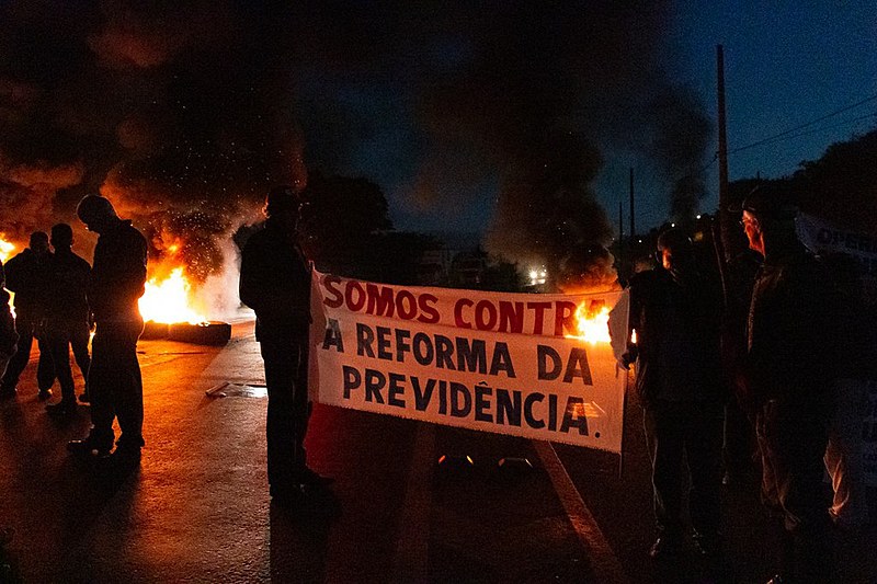 Trabalhadores bloqueiam a BR-040, em Congonhas (SP),  na manhã desta sexta (14)