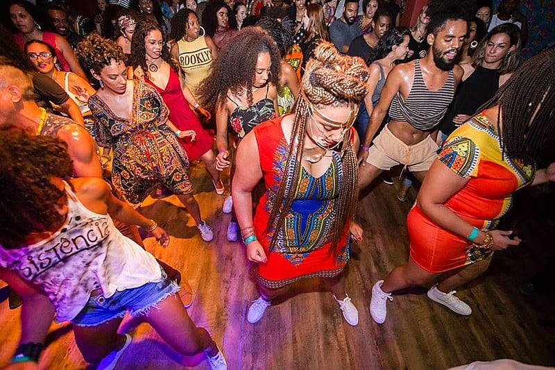 Brenda Santos é produtora cultural e criativa, entre outras coisas, do Um Baile Bom em Curitiba.
