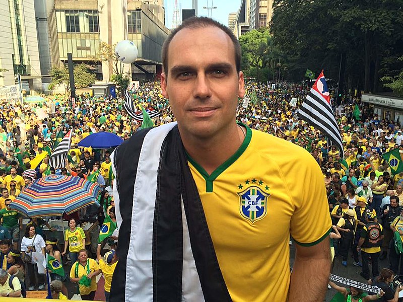 Eduardo Bolsonaro ecoa a postura belicista do pai, Jair Bolsonaro, e ameaça a Venezuela em ato na Avenida Paulista