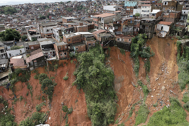 Deslizamento de terra em Salvador (BA), em 2015; cidade tem maior contingente de pessoas em área de risco, com