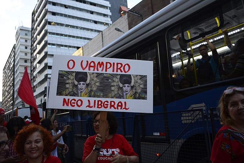 A mobilização seguiu pela Conde da Boa Vista, principal avenida da cidade.