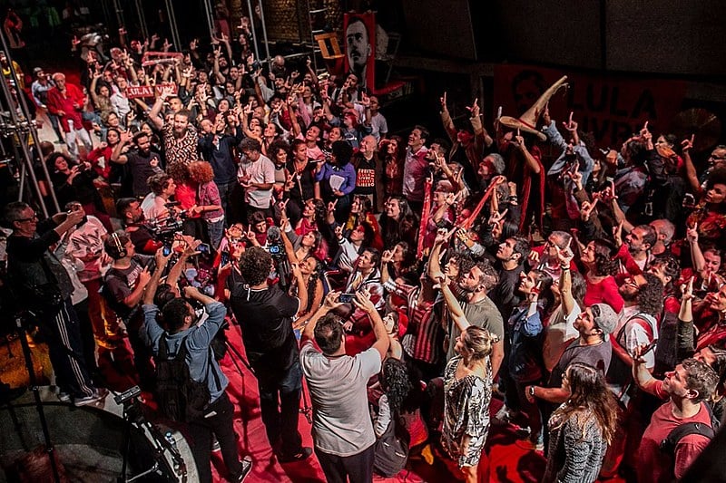 Em meio à multidão que lotou o Teatro Oficina, estavam dois candidatos à Presidência em 2018: Fernando Haddad (PT) e Guilherme Boulos (PSOL)