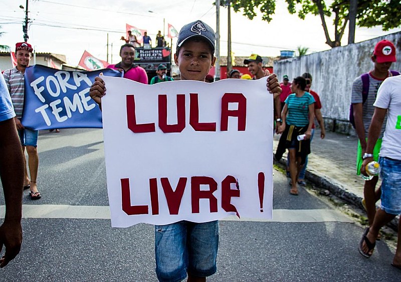 Durante a marcha de chegada a Praça João Pessoa manifestantes exibiam cartazes e bandeiras.