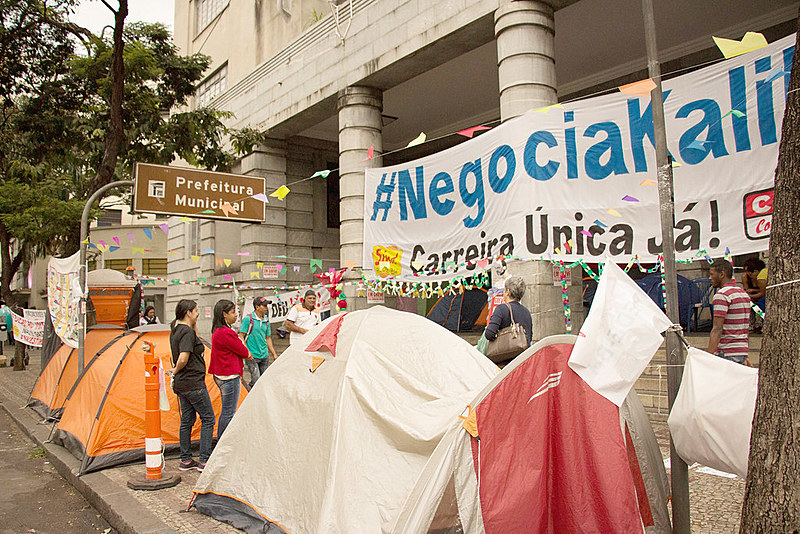 Professoras estão acampadas em frente à prefeitura, no Centro da cidade