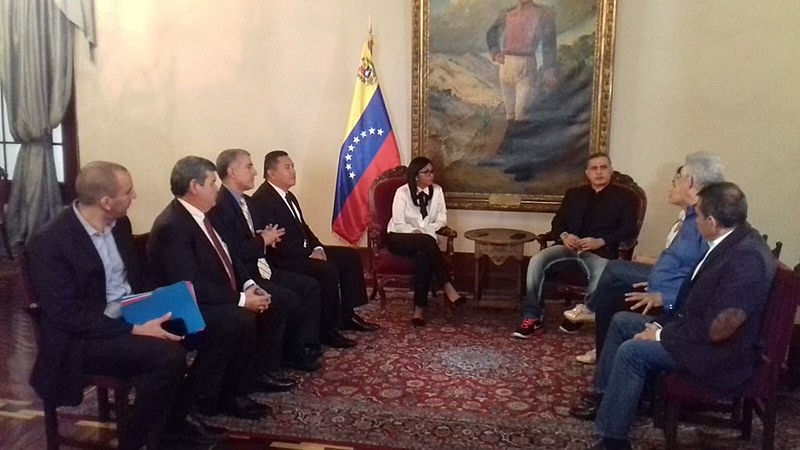 Delcy Rodrigues, presidenta da Assembleia Nacional Constituinte, se reúne com opositores