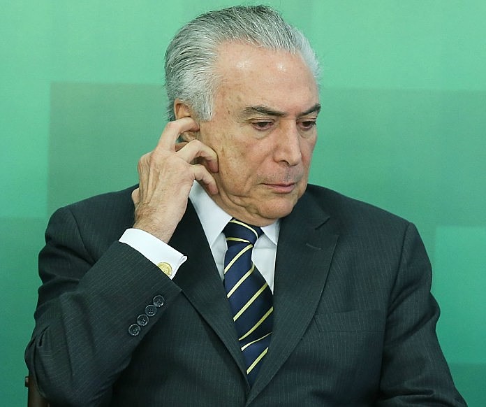 O uso da conta privada, e não institucional, pode comprometer a segurança institucional e é veementemente condenado