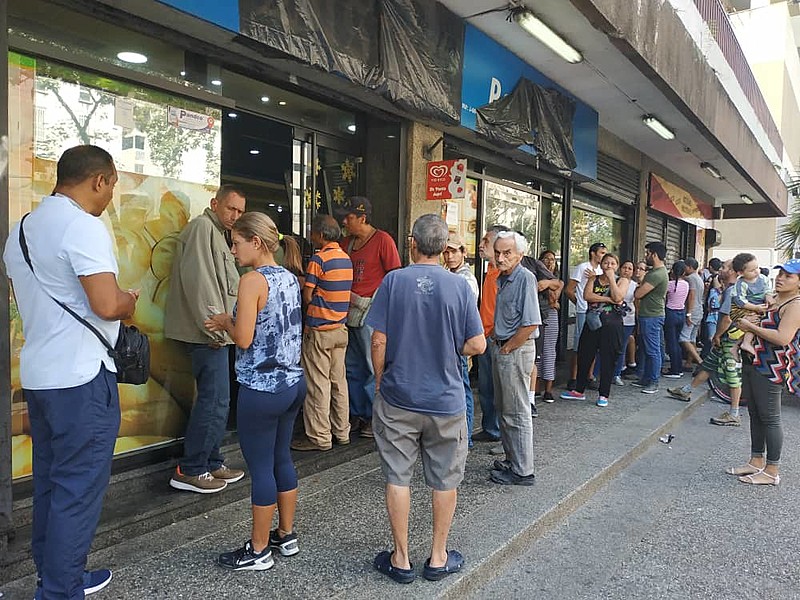 Alguns negócios ficaram lotados depois que a energia voltou em alguns bairros da capital venezuelana, neste domingo (10)