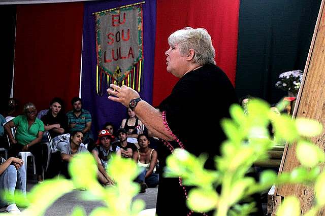 Aleida Guevara se dirige a militantes de movimientos populares en Curitiba