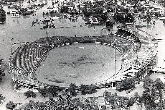 Estádio do Arruda na década de 1970, após uma das enchentes que atingiu o Recife
