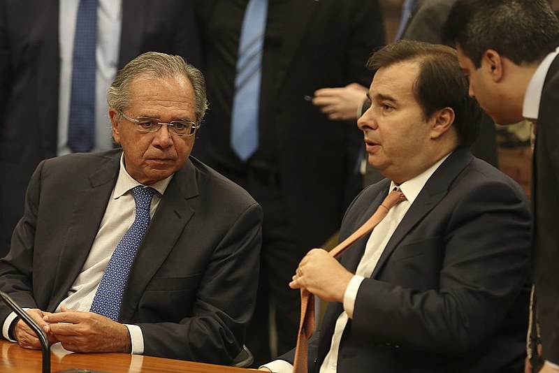 Paulo Guedes (esq.), ministro da Economia, ao lado de Rodrigo Maia (dir.), presidente da Câmara