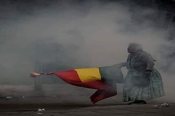 Boliviana resiste ao golpe no país