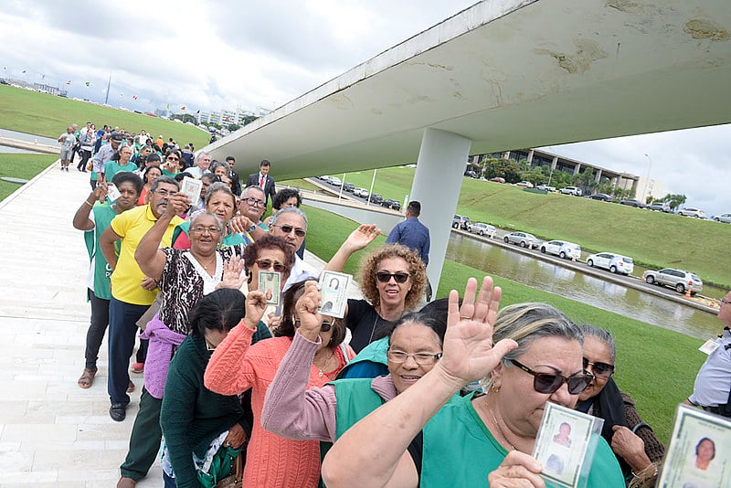Aposentados em protesto no Senado contra a reforma da Previdência.