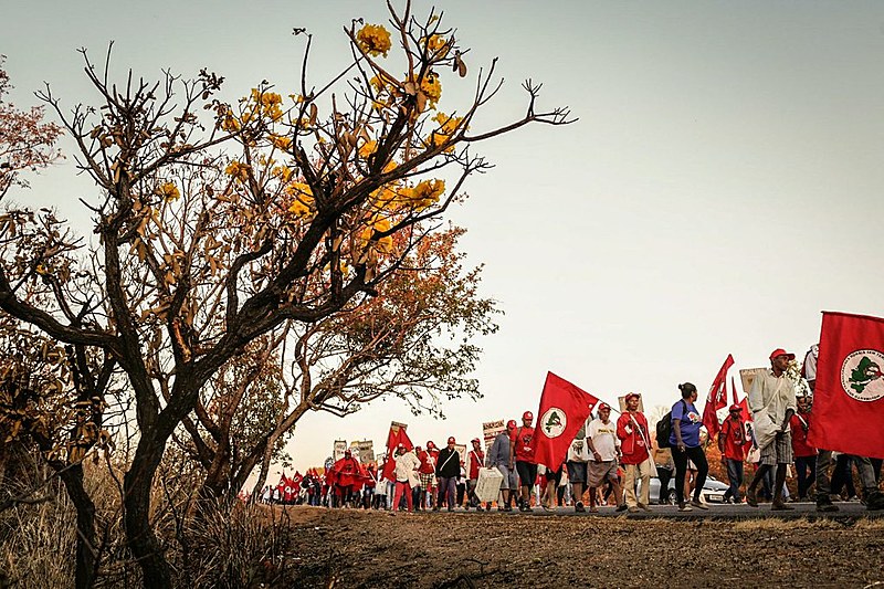 Milhares de pessoas marcham até Brasília