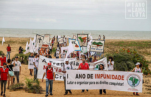Caminhada vai até praia em Regência (ES), local onde a lama alcançou o mar