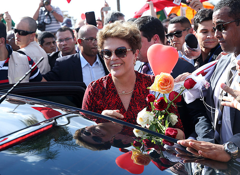 Dilma Rousseff se despede de militantes ao deixar o Palácio da Alvorada em 2016 após impeachment