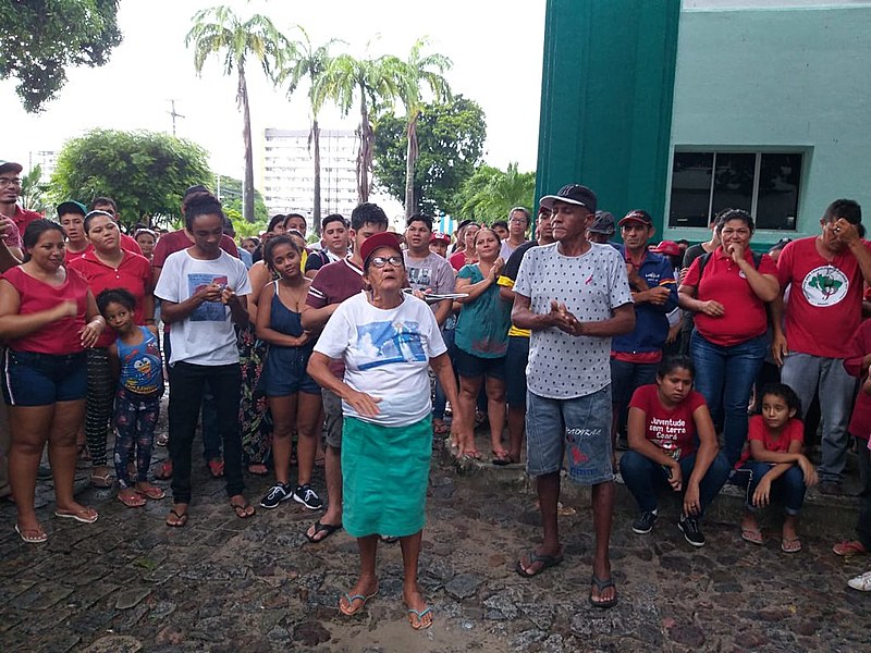 Militantes durante ocupação da sede da SDA/CE