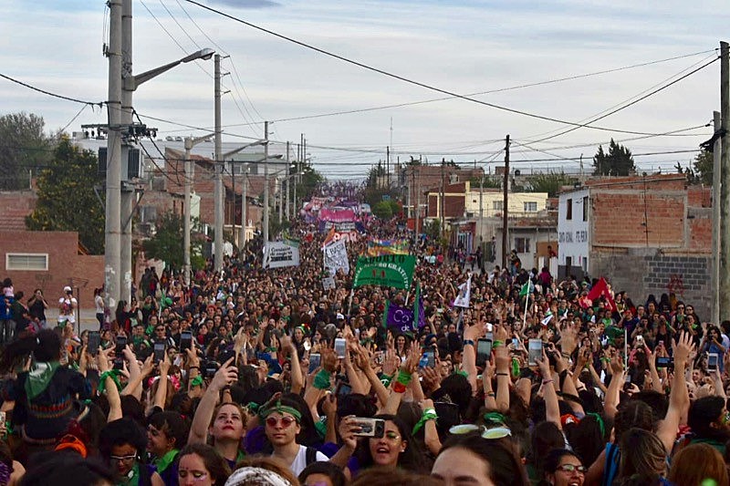 Uma multitudinária marcha nas ruas de Trelew marcou o encerramento do Encontro Nacional de Mulheres na Argentina