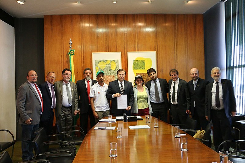 Entidades e parlamentares que defendem a redução no consumo de agrotóxicos em reunião com presidente da Câmara dos Deputados