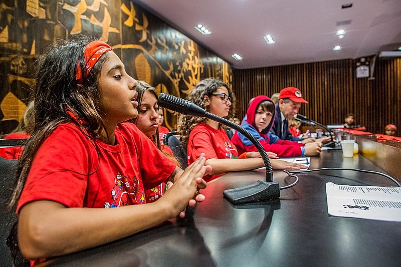 A participação efetiva das crianças na luta por direitos é um dos princípios da pedagogia do MST