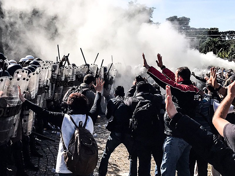 Pela segunda vez em uma semana, trabalhadores que protestavam contra as medidas do prefeito foram agredidos