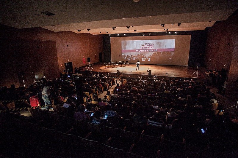 Pedro Alem, aluno de comunicação na UnB e um dos criadores do projeto de hip-hop da Universidade, fez uma intervenção em defesa da liberdade