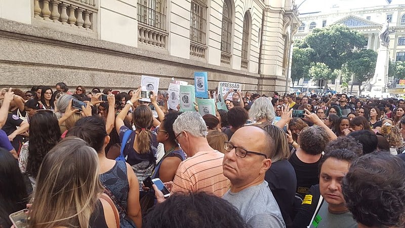 Policiais militares usaram bombas e chegaram a apontar armas de fogo para as pessoas reivindicavam o direito de assistir às sessões da Casa.