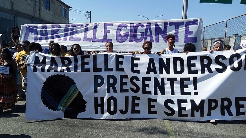 Aos gritos de "Maré resiste" e "Não à intervenção", manifestantes marcharam pela Linha Amarela na tarde deste domingo (18)