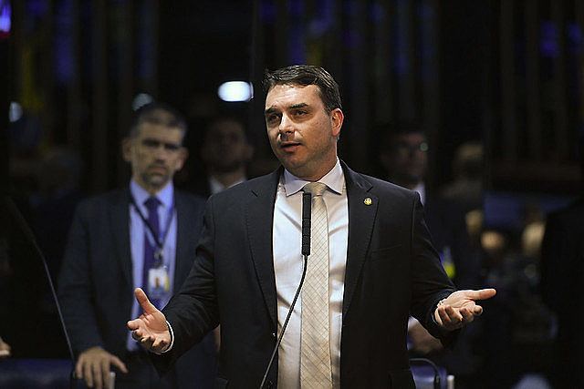Flávio Bolsonaro é investigado pelo Ministério Público do Rio de Janeiro a partir de dados fornecidos pelo antigo Coaf