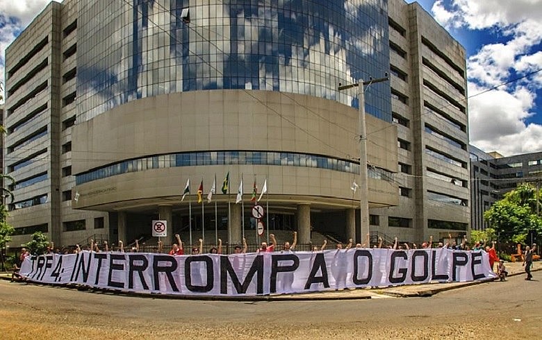 Protesta antes del resultado del juicio de este miércoles en frente al TRF4