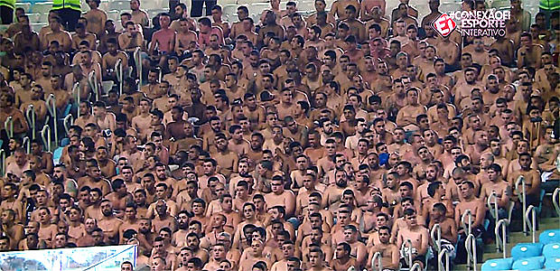 Homens da torcida corintiana foram obrigados a esperar durante horas dentro do estádio, sem camisa; mulheres e crianças foram dispensadas