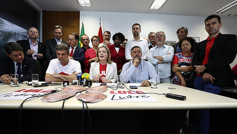 Deputados e senadores do PT durante coletiva de imprensa nesta quarta-feira (15), no Congresso Nacional.